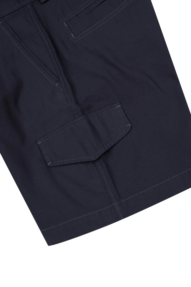 네이비 색상의 워븐 카고 반바지입니다. 면 소재의 부드러운 촉감과 여유로운 핏으로 편안함을 선사하며, 여름철 일상복으로 활용하기 좋습니다. 카고 포켓 디자인과 배색 스티치 디테일이 돋보이며, 허리 안쪽의 스카이블루 스티치가 은은한 포인트를 더합니다. 뛰어난 통기성과 슬럽 텍스처로 시원하고 스타일리시한 연출이 가능하며, 캐주얼, 미니멀, 워크웨어 스타일을 모두 소화할 수 있습니다. 동네 마실룩, 여행룩, 휴가룩 등 다양한 TPO에 매치하여 활용해보세요.
