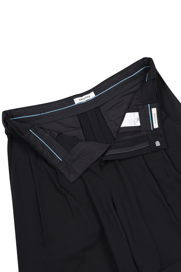 투 턱 버뮤다 쇼츠 (블랙)는 캐주얼과 포멀 스타일을 모두 아우르는 남성용 5부 기장의 반바지입니다. 부드러운 폴리에스터, 레이온, 폴리우레탄 혼방 소재로 제작되어 편안한 착용감을 선사하며, 여유 있는 루즈핏으로 활동성을 높였습니다. 블랙 색상에 무지 디자인으로 어떤 상의와도 잘 어울리며, 데이트룩이나 카페룩 등 다채로운 TPO에 활용할 수 있습니다. 투턱 디테일과 밑단 커프 디테일이 세련된 분위기를 더하고, 후면 플랩 포켓과 허리 스카이블루 포인트 라벨 및 테이핑으로 포인트를 더했습니다. 미니멀, 클래식 스타일을 선호하는 분들께 추천합니다.
