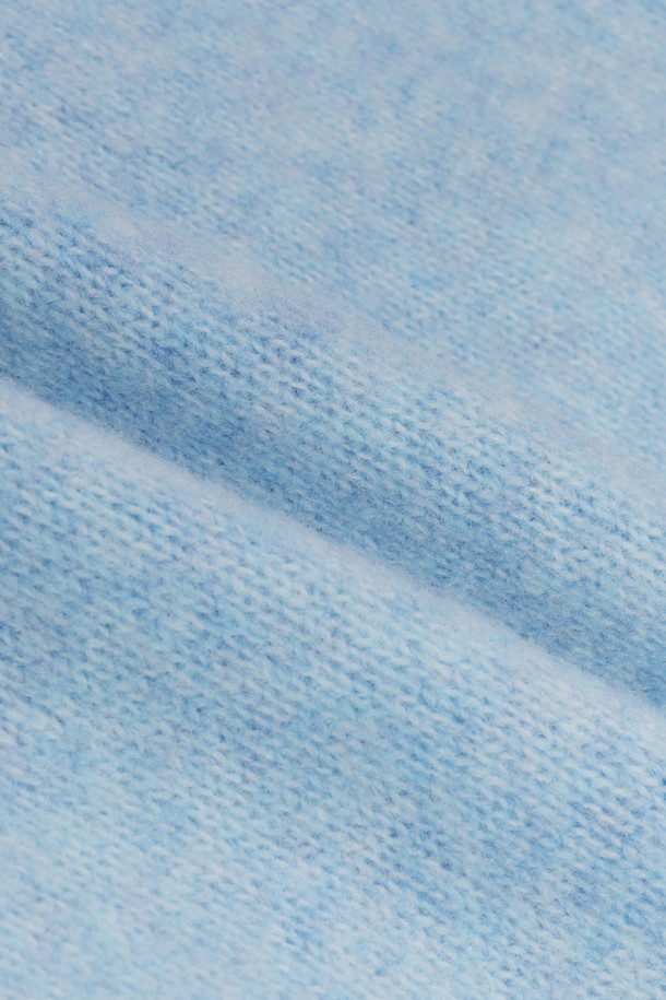 세이프 앤 사운드 풀오버 (블루)는 베이직하고 캐주얼한 스타일의 공용 니트/스웨터입니다. 가을, 겨울 시즌에 적합하며, 두꺼운 두께감과 부드러운 촉감이 특징입니다. 라운드넥 디자인에 레글런 소매, 긴소매 기장으로 제작되었으며, 세미오버핏으로 편안한 착용감을 선사합니다. 등판에는 레터링과 자수 디테일이 더해져 포인트를 더했습니다. 친환경 재생 폴리에스터를 사용하여 제작되었으며, 드라이클리닝을 권장합니다. 겨울 데일리룩, 집콕룩, 산책룩 등 다양한 TPO에 맞춰 캐주얼, 미니멀, 클래식 스타일을 연출할 수 있습니다.
