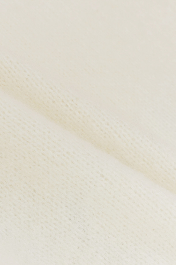 "Safe & Sound Pullover (아이보리)"는 부드러운 촉감의 두꺼운 두께감으로 가을, 겨울철 따뜻하게 착용 가능한 니트/스웨터입니다. 레글런 소매와 세미 오버핏으로 편안한 착용감을 선사하며, 라운드넥 디자인으로 어떤 스타일에도 매치하기 용이합니다. 아이보리 컬러에 "SAFE AND SOUND" 레터링 자수와 시그니처 스카이블루 라벨이 포인트로 더해져 캐주얼하고 미니멀한 무드를 연출합니다. 재활용 폴리에스터를 사용하여 환경까지 생각한 지속 가능한 제품입니다. 일상, 집콕, 산책 등 다양한 TPO에 활용할 수 있습니다.
