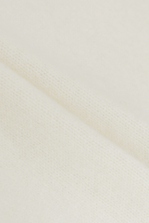 Block Safe&Sound 풀오버 (아이보리)는 부드러운 메리노 울 소재로 제작되어 가을, 겨울철 포근하게 착용하기 좋은 니트 스웨터입니다. RWS 인증 원사를 사용하여 품질을 높였으며, 세미 오버핏에 라운드넥 디자인으로 편안한 착용감을 선사합니다. 아이보리, 블랙 두 가지 색상으로 출시되었으며, 부클 레터링 자수와 배색 디테일이 캐주얼하면서도 베이직한 스타일을 연출합니다. 레글런 소매 디자인으로 활동성을 더했으며, 일상 속 겨울 데일리룩에 활용하기 좋습니다.
