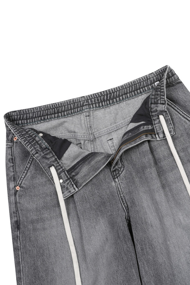 AMOUPRE - 캐주얼팬츠 - Relaxed Tapered One-Tuck Washed Denim (Gray)