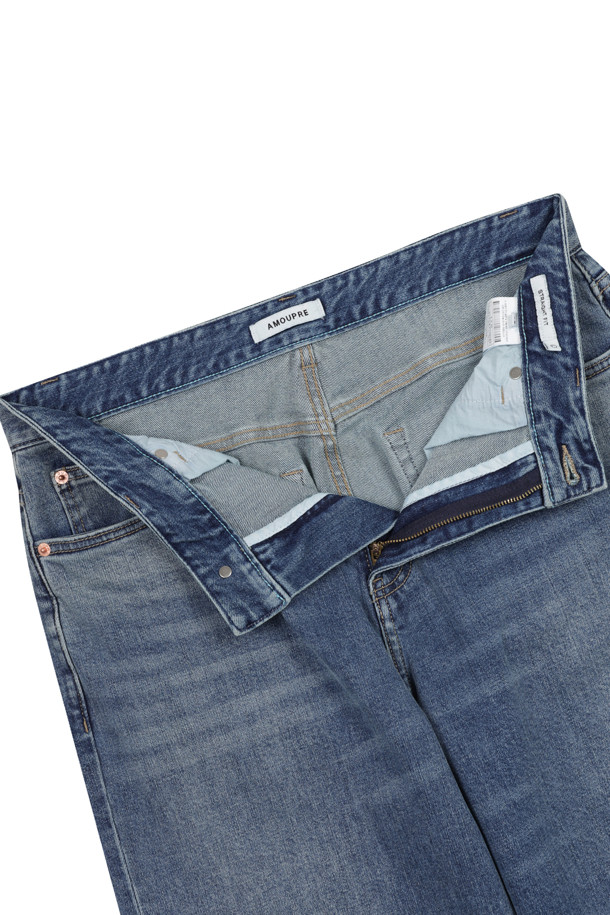 **릴렉스드 스트레이트 데님 (다크 블루)**

가을, 겨울에 어울리는 남성용 릴렉스드 핏 스트레이트 데님 팬츠입니다. 12oz 데님 소재로 제작되었으며, 캐주얼, 미니멀, 클래식 스타일을 연출하기 좋습니다. 다크 블루 컬러에 무지 디자인으로, 다양한 상의와 매치하기 용이합니다. 브러쉬 워싱, 캣 브러쉬 워싱, 스카이블루 포인트 디테일이 특징이며, 스트레치 원단으로 편안한 착용감을 제공합니다. 일상과 가을 나들이룩에 활용하기 좋은 아이템입니다.
