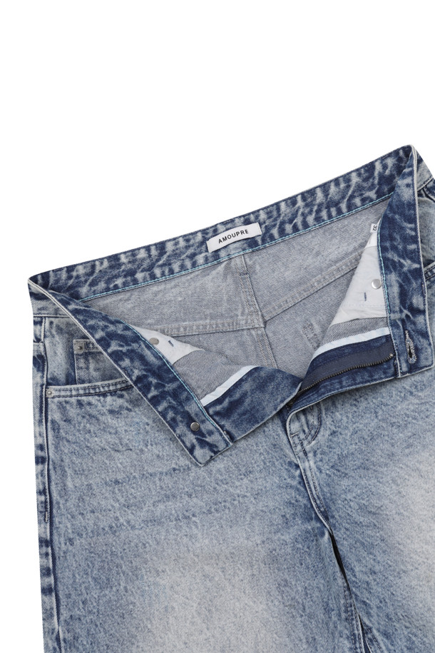 솔트 워시드 숏 데님 (블루)은 자연스러운 슬트 워싱과 데미지 디테일이 돋보이는 남성용 데님 반바지입니다. 시원한 스카이 블루 컬러와 루즈핏으로 제작되어, 여름철 캐주얼, 미니멀, 스트리트 스타일을 연출하기 좋습니다. 깔끔한 포켓 디테일과 스카이 블루 스티치 디테일로 포인트를 더했으며, 두께감이 있어 튼튼하게 착용할 수 있습니다. 동네 마실룩, 휴가룩, 바캉스룩 등 다양한 TPO에 활용 가능합니다.
