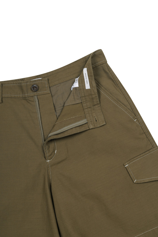 우븐 카고 쇼츠 (카키)는 여름철 캐주얼룩을 완성하는 남성용 반바지입니다. 부드러운 면 소재와 루즈핏으로 편안한 착용감을 선사하며, 뛰어난 통기성과 내구성을 갖췄습니다. 카고 포켓 디자인과 배색 스티치 디테일, 허리 안쪽 스카이블루 스티치가 포인트로, 미니멀하면서도 워크웨어 스타일을 연출합니다. 동네 마실, 여행, 휴가 등 다양한 TPO에 활용 가능하며, 베이직한 디자인으로 어떤 상의와도 잘 어울립니다.
