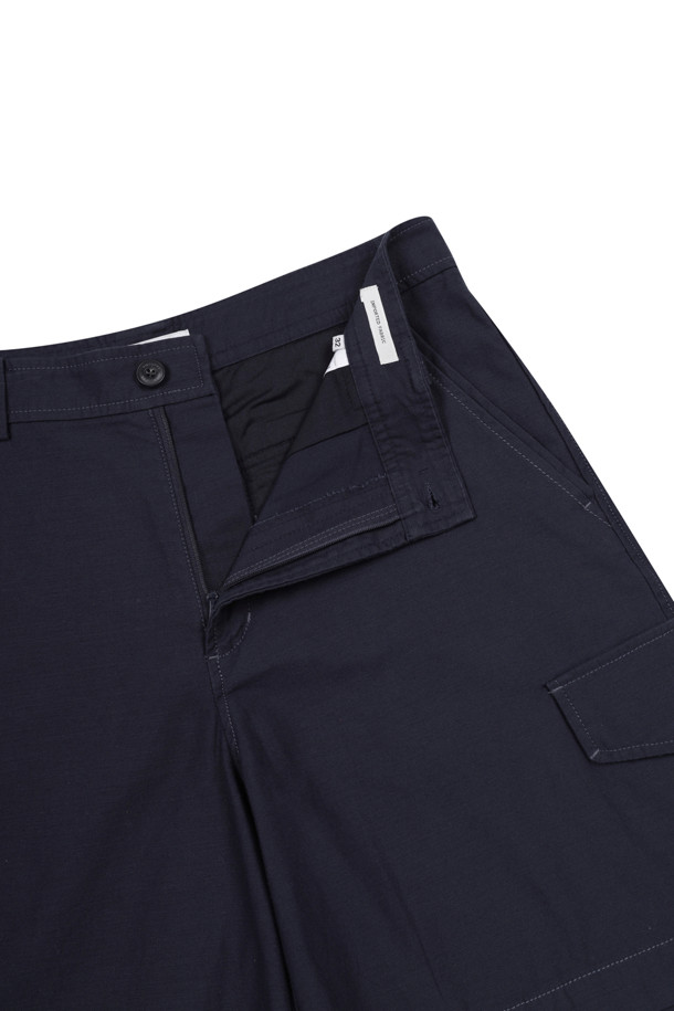 네이비 색상의 워븐 카고 반바지입니다. 면 소재의 부드러운 촉감과 여유로운 핏으로 편안함을 선사하며, 여름철 일상복으로 활용하기 좋습니다. 카고 포켓 디자인과 배색 스티치 디테일이 돋보이며, 허리 안쪽의 스카이블루 스티치가 은은한 포인트를 더합니다. 뛰어난 통기성과 슬럽 텍스처로 시원하고 스타일리시한 연출이 가능하며, 캐주얼, 미니멀, 워크웨어 스타일을 모두 소화할 수 있습니다. 동네 마실룩, 여행룩, 휴가룩 등 다양한 TPO에 매치하여 활용해보세요.
