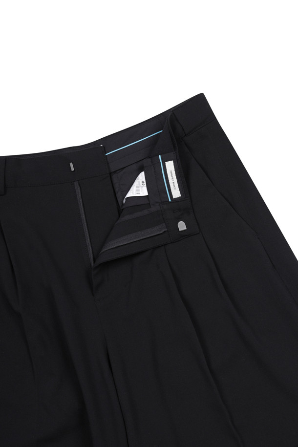 투 턱 버뮤다 쇼츠 (블랙)는 캐주얼과 포멀 스타일을 모두 아우르는 남성용 5부 기장의 반바지입니다. 부드러운 폴리에스터, 레이온, 폴리우레탄 혼방 소재로 제작되어 편안한 착용감을 선사하며, 여유 있는 루즈핏으로 활동성을 높였습니다. 블랙 색상에 무지 디자인으로 어떤 상의와도 잘 어울리며, 데이트룩이나 카페룩 등 다채로운 TPO에 활용할 수 있습니다. 투턱 디테일과 밑단 커프 디테일이 세련된 분위기를 더하고, 후면 플랩 포켓과 허리 스카이블루 포인트 라벨 및 테이핑으로 포인트를 더했습니다. 미니멀, 클래식 스타일을 선호하는 분들께 추천합니다.
