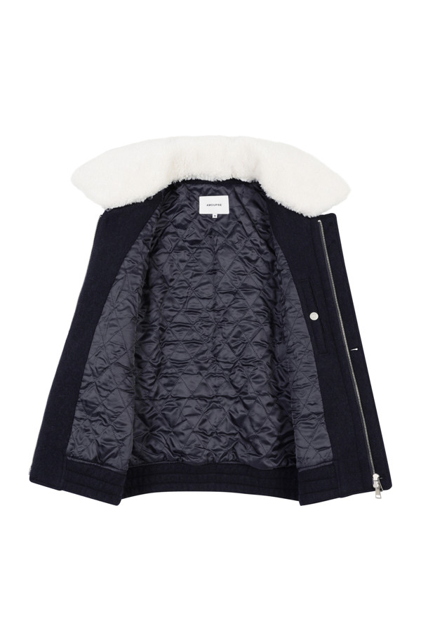 네이비 컬러의 Collar Fur 부클 블루종입니다. 탈부착 가능한 인조 퍼 칼라가 특징이며, 모던하고 베이직한 스타일을 연출합니다. 두꺼운 두께감으로 겨울철 보온성을 높였으며, 부드러운 촉감의 모, 나일론, 알파카, 폴리에스터, 아크릴 혼방 소재를 사용했습니다. 시보리 처리된 밑단과 소매, 곡선형 포켓, 후면 금속 로고 장식이 디자인의 완성도를 더합니다. 안감은 폴리에스터로 마감되었으며, 클래식, 미니멀, 캐주얼 스타일 모두 소화 가능합니다.
