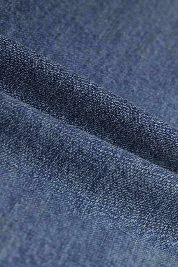 **릴렉스드 스트레이트 데님 (다크 블루)**

가을, 겨울에 어울리는 남성용 릴렉스드 핏 스트레이트 데님 팬츠입니다. 12oz 데님 소재로 제작되었으며, 캐주얼, 미니멀, 클래식 스타일을 연출하기 좋습니다. 다크 블루 컬러에 무지 디자인으로, 다양한 상의와 매치하기 용이합니다. 브러쉬 워싱, 캣 브러쉬 워싱, 스카이블루 포인트 디테일이 특징이며, 스트레치 원단으로 편안한 착용감을 제공합니다. 일상과 가을 나들이룩에 활용하기 좋은 아이템입니다.
