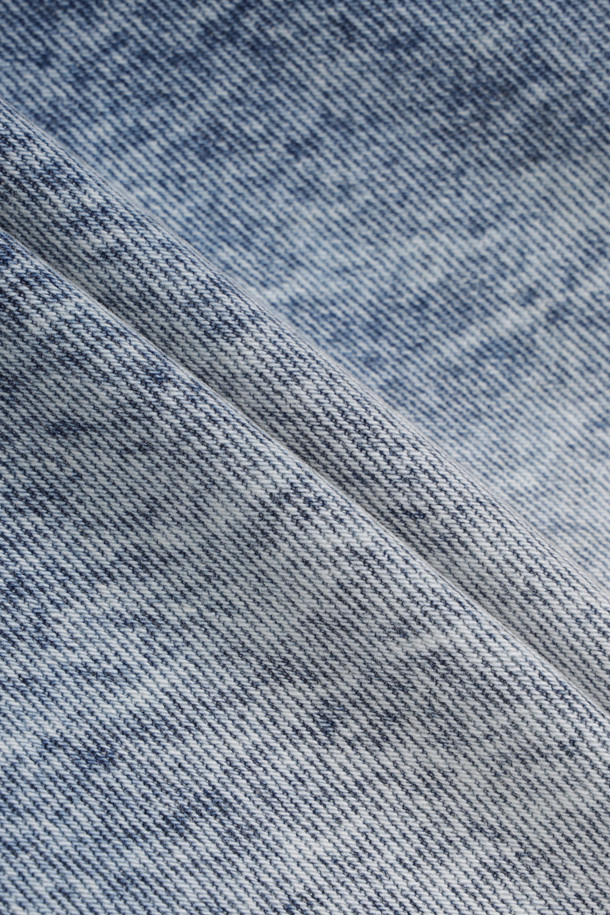 솔트 워시드 숏 데님 (블루)은 자연스러운 슬트 워싱과 데미지 디테일이 돋보이는 남성용 데님 반바지입니다. 시원한 스카이 블루 컬러와 루즈핏으로 제작되어, 여름철 캐주얼, 미니멀, 스트리트 스타일을 연출하기 좋습니다. 깔끔한 포켓 디테일과 스카이 블루 스티치 디테일로 포인트를 더했으며, 두께감이 있어 튼튼하게 착용할 수 있습니다. 동네 마실룩, 휴가룩, 바캉스룩 등 다양한 TPO에 활용 가능합니다.
