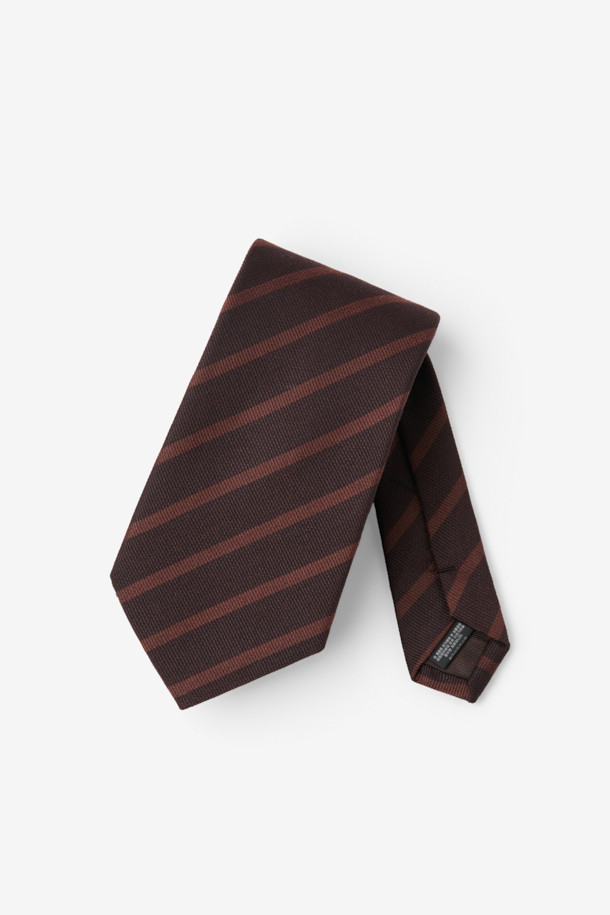 부드러운 실크 소재로 제작된 남성용 브라운 컬러 조직감 레지멘탈 타이입니다. 클래식한 스타일로 오피스룩, 비즈니스 캐주얼, 모임룩에 잘 어울립니다. 촘촘한 스트라이프 패턴과 로고 자수 디자인이 돋보이며, 안쪽 루프 장식이 섬세함을 더합니다. 미니멀한 디자인으로 어떤 셔츠에도 매치하기 용이하여, 격식 있는 자리에 당신의 품격을 더할 것입니다.
