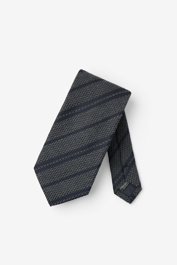 변형 도트 조직감 레지멘탈 타이는 남성용 타이로, 블랙 컬러의 실크 소재로 제작되었습니다. 클래식한 무드를 자아내는 도트와 레지멘탈 패턴의 조화가 돋보입니다. 안쪽 루프 장식과 로고 자수 디테일이 고급스러움을 더하며, 부드러운 촉감이 특징입니다. 오피스룩, 비즈니스 캐주얼, 모임룩 등 다양한 TPO에 활용하기 좋은 아이템으로, 클래식하고 미니멀한 스타일을 연출하기에 적합합니다.
