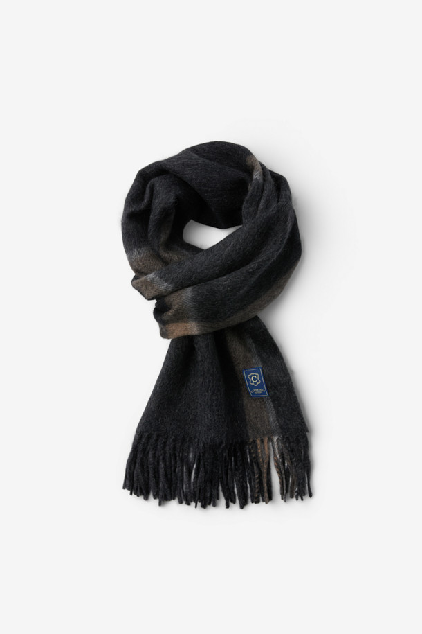 캐시미어 100% 소재의 변형 빅 체크 머플러입니다. 롱한 기장감과 와이드한 사이즈로 제작되어 보온성을 높였으며, 클래식한 분위기를 연출합니다. 블랙 컬러에 체크 패턴과 프린지 디자인으로 포인트를 더해 시크하고 미니멀한 스타일을 완성합니다. 출근룩, 모임룩, 데이트룩 등 다양한 TPO에 활용 가능하며, 부드러운 촉감으로 편안하게 착용할 수 있습니다. 가을, 겨울 시즌에 따뜻함과 스타일을 동시에 잡을 수 있는 머플러입니다.
