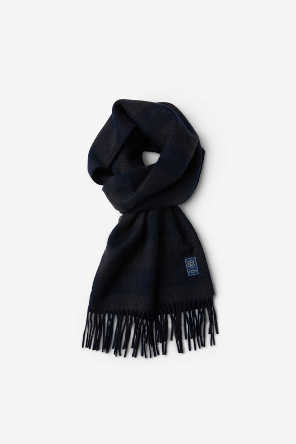 부드러운 캐시미어 100% 소재의 남성용 글렌체크 머플러입니다. 브라운 컬러와 체크 패턴이 클래식하고 미니멀한 스타일을 연출합니다. 넉넉한 기장감과 부드러운 촉감은 뛰어난 보온성을 제공하며, 프린지 장식으로 포인트를 더했습니다. 출근룩과 모임룩 등 다양한 TPO에 활용 가능하며, 캐주얼한 스타일에도 잘 어울립니다. 가을, 겨울 시즌 당신의 스타일을 완성해 보세요.
