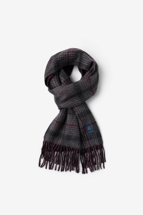 캐시미어 100% 소재의 글렌체크 머플러입니다. 와인과 블랙 두 가지 색상으로 출시되었으며, 앞면은 체크 패턴, 뒷면은 솔리드 디자인으로 제작되어 다양한 스타일을 연출할 수 있습니다. 부드러운 촉감과 보온성을 제공하여 가을, 겨울철 일상룩과 출근룩, 모임룩에 활용하기 좋습니다. 롱한 기장과 와이드한 폭으로 포근함을 더하며, 클래식하고 미니멀한 스타일을 완성합니다. 프린지 디테일이 돋보이는 머플러로, 당신의 겨울 스타일을 더욱 돋보이게 해 보세요.
