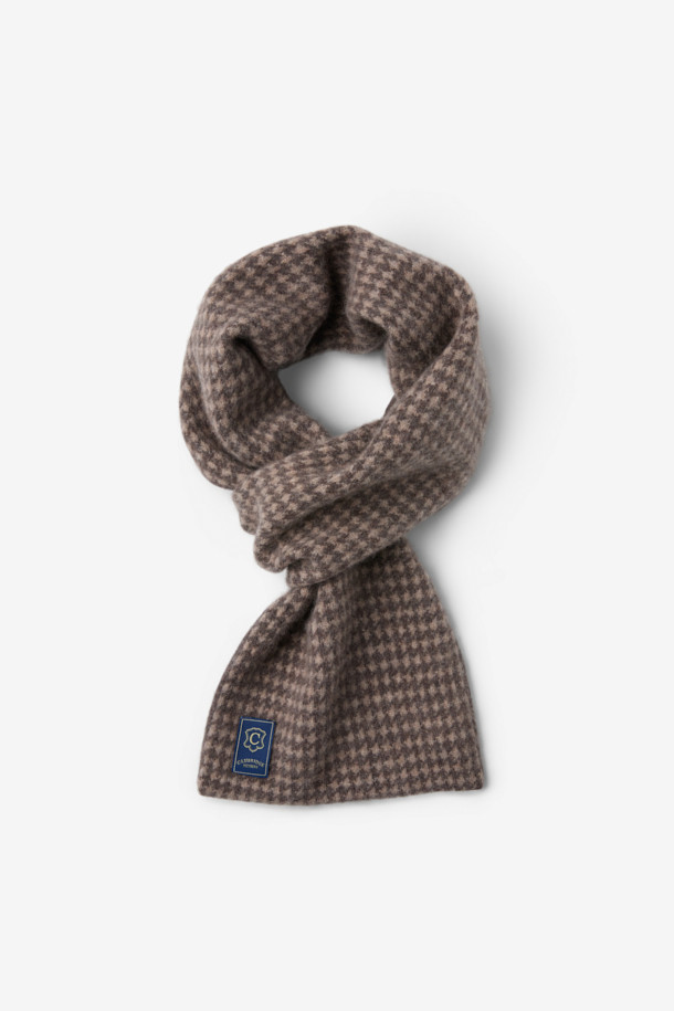 캐시미어 100% 하운드투스 쁘띠 머플러는 가을과 겨울, 당신의 클래식하고 미니멀한 스타일을 완성해 줄 남성용 머플러입니다. 부드러운 촉감의 얇은 두께로 제작되어 편안한 착용감을 선사하며, 보온 기능으로 쌀쌀한 날씨에도 따뜻함을 유지해 줍니다. 브라운 컬러의 하운드투스 패턴과 양면 디자인이 돋보이며, 출근룩, 비즈니스 캐주얼, 모임룩 등 다양한 TPO에 활용 가능합니다. 사이드 끼움 방식으로 간편하게 착용할 수 있으며, 라벨 디테일이 고급스러움을 더합니다.
