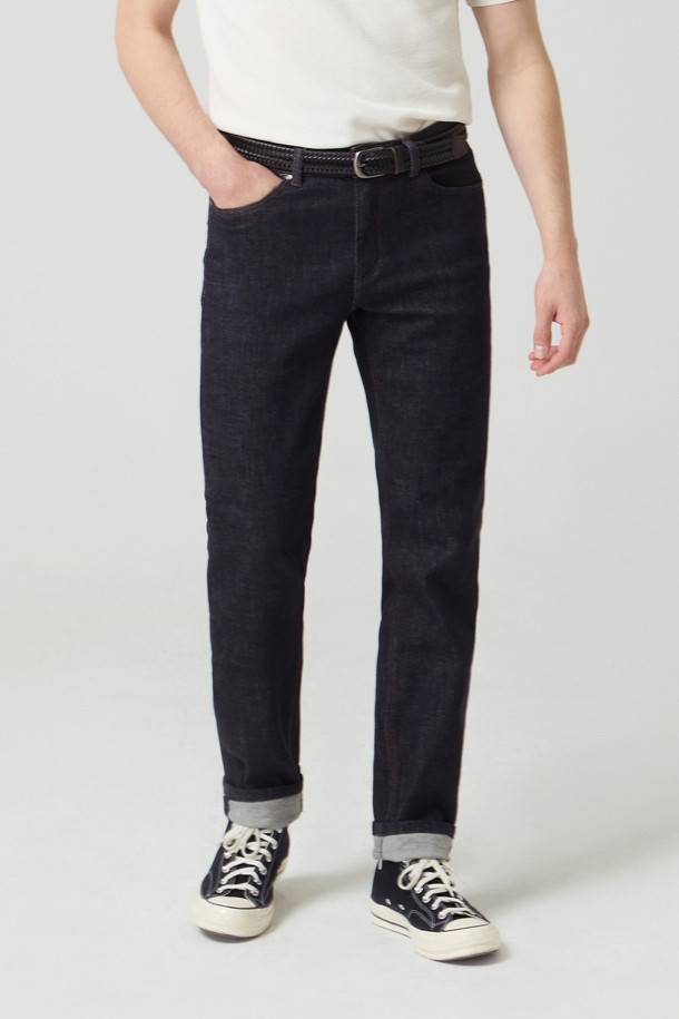 **스트레치 생지 기모 데님**은 쌀쌀한 계절, 남성분들의 출근룩을 책임질 데님 팬츠입니다. 네이비 컬러의 무지 디자인으로, 클래식, 미니멀, 캐주얼 등 어떤 스타일에도 쉽게 매치할 수 있습니다. 겉감은 데님 소재, 안감은 기모로 제작되어 보온성을 높였으며, 신축성이 더해져 편안한 착용감을 제공합니다. 레귤러 핏의 스트레이트 스타일로, 양옆 3개 포켓, 힙 포켓, 로고 레더 탭 디테일이 돋보입니다.
