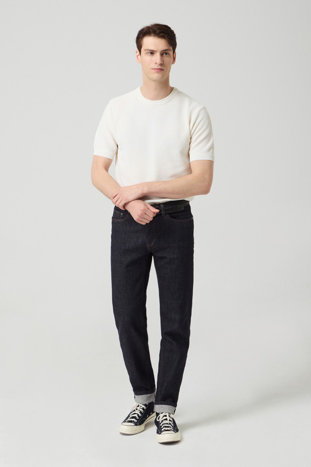 **스트레치 생지 기모 데님**은 쌀쌀한 계절, 남성분들의 출근룩을 책임질 데님 팬츠입니다. 네이비 컬러의 무지 디자인으로, 클래식, 미니멀, 캐주얼 등 어떤 스타일에도 쉽게 매치할 수 있습니다. 겉감은 데님 소재, 안감은 기모로 제작되어 보온성을 높였으며, 신축성이 더해져 편안한 착용감을 제공합니다. 레귤러 핏의 스트레이트 스타일로, 양옆 3개 포켓, 힙 포켓, 로고 레더 탭 디테일이 돋보입니다.
