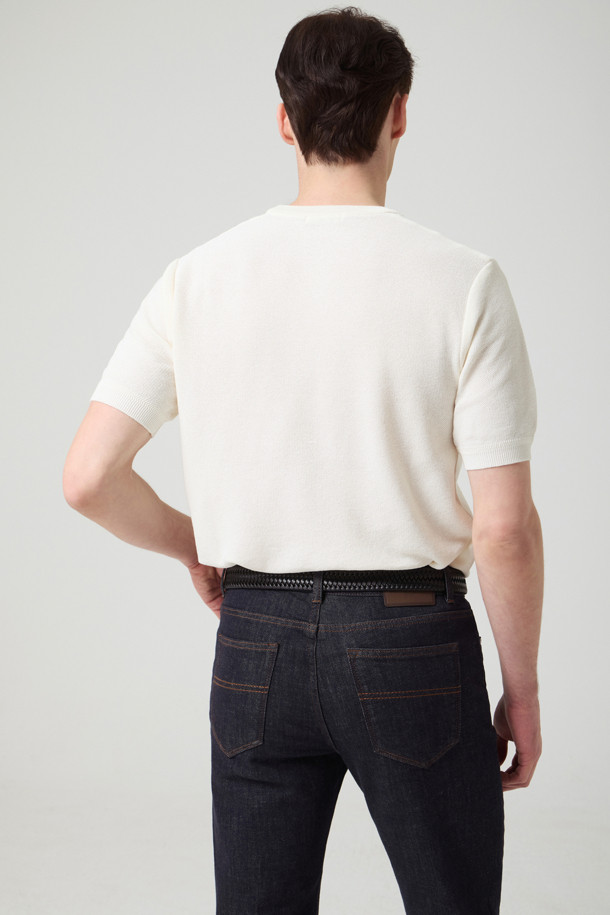 **스트레치 생지 기모 데님**은 쌀쌀한 계절, 남성분들의 출근룩을 책임질 데님 팬츠입니다. 네이비 컬러의 무지 디자인으로, 클래식, 미니멀, 캐주얼 등 어떤 스타일에도 쉽게 매치할 수 있습니다. 겉감은 데님 소재, 안감은 기모로 제작되어 보온성을 높였으며, 신축성이 더해져 편안한 착용감을 제공합니다. 레귤러 핏의 스트레이트 스타일로, 양옆 3개 포켓, 힙 포켓, 로고 레더 탭 디테일이 돋보입니다.
