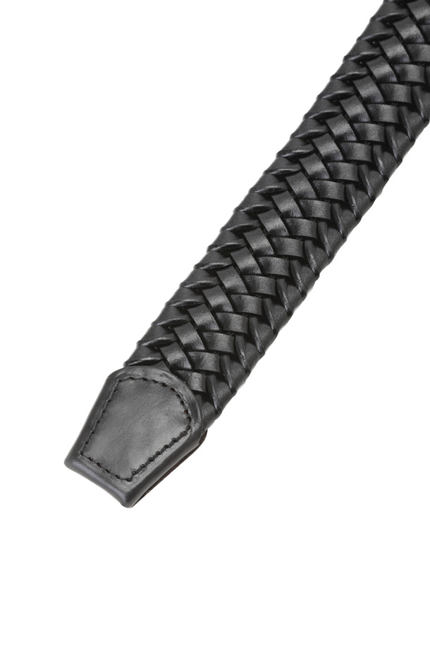 카프 위빙 수동 벨트 (30mm)는 남성용 벨트로, 비즈니스 캐주얼, 출근룩, 모임룩 등 다양한 TPO에 활용하기 좋습니다. 부드러운 소가죽과 엘라스틱 소재를 사용하여 편안한 착용감을 선사하며, 블랙 컬러로 어떤 스타일에도 잘 어울립니다. 위빙 디자인과 메탈 스퀘어 버클이 세련된 포인트를 더하고, 버클 여밈 방식으로 간편하게 착용할 수 있습니다. 벨트 안쪽 면에는 브랜드 로고가 불박으로 새겨져 있으며, 사이즈 조절이 가능하여 실용적입니다.
