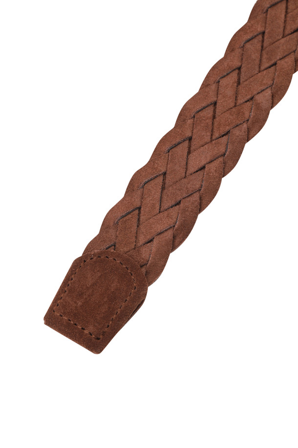 부드러운 스웨이드와 소가죽의 조화가 돋보이는 남성용 "스웨이드 위빙 수동 벨트"입니다. 브라운 컬러의 세련된 디자인은 비즈니스 캐주얼, 출근룩, 모임룩 등 다양한 TPO에 활용하기 좋습니다. 위빙 패턴과 메탈 스퀘어 버클의 섬세한 디테일이 클래식하면서도 미니멀한 스타일을 완성합니다. 엘라스틱 소재 이면과 사이즈 조절 기능으로 편안한 착용감을 제공하며, 30mm 너비로 제작되었습니다. 벨트 안쪽에는 불박 로고가 새겨져 있어 고급스러움을 더합니다.
