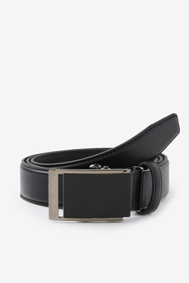 매트한 조직감의 천연 소가죽으로 제작된 남성용 자동 벨트입니다. 미니멀, 클래식, 캐주얼 스타일에 잘 어울리며, 일상복에 포인트를 더합니다. 부드러운 촉감과 사이즈 조절 기능으로 편안한 착용감을 제공합니다. 버클 디자인과 무지 패턴으로 깔끔한 디자인을 완성했으며, 불박 로고로 고급스러움을 더했습니다. 블랙 컬러로 어떤 옷에도 쉽게 매치할 수 있는 실용적인 아이템입니다.
