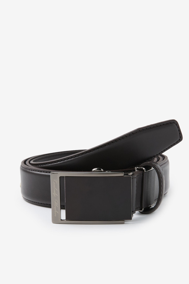 세련된 남성 스타일을 완성하는 스퀘어 천연 카프 자동 벨트입니다. 부드럽고 유연한 소가죽 소재로 제작되어 편안한 착용감을 선사하며, 매트한 조직감과 솔리드 블랙 컬러가 모던한 느낌을 더합니다. 자동 버클 디자인으로 간편하게 착용 가능하며, 사이즈 조절이 용이하여 출근룩과 비즈니스 캐주얼에 완벽하게 어울립니다. 베이직한 디자인에 불박 로고로 포인트를 주어 클래식, 미니멀, 캐주얼 등 다양한 스타일에 자연스럽게 매치할 수 있습니다.
