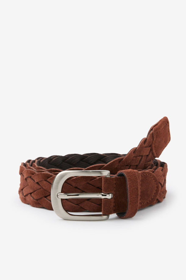부드러운 스웨이드와 소가죽의 조화가 돋보이는 남성용 "스웨이드 위빙 수동 벨트"입니다. 브라운 컬러의 세련된 디자인은 비즈니스 캐주얼, 출근룩, 모임룩 등 다양한 TPO에 활용하기 좋습니다. 위빙 패턴과 메탈 스퀘어 버클의 섬세한 디테일이 클래식하면서도 미니멀한 스타일을 완성합니다. 엘라스틱 소재 이면과 사이즈 조절 기능으로 편안한 착용감을 제공하며, 30mm 너비로 제작되었습니다. 벨트 안쪽에는 불박 로고가 새겨져 있어 고급스러움을 더합니다.

