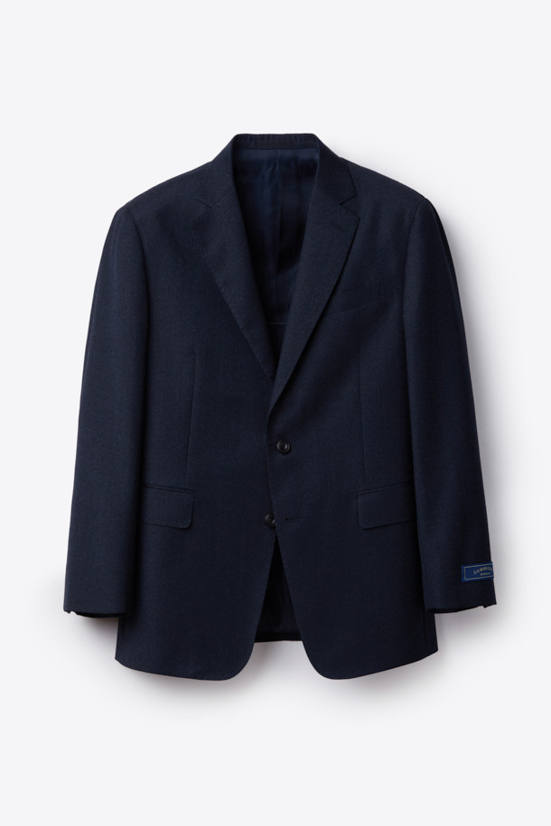 세련된 남성분들을 위한 국내 울 멜란지 수트 재킷 (Navy)입니다. 고급스러운 울 소재로 제작되어 부드러운 촉감과 뛰어난 착용감을 선사합니다. 클래식하고 포멀한 디자인으로, 오피스룩, 비즈니스 캐주얼, 출근룩 등 다양한 TPO에 활용 가능합니다. 레귤러핏 싱글버튼 스타일로, 미니멀하면서도 세련된 분위기를 연출합니다. 멜란지 원단 특유의 은은한 멋이 돋보이는 네이비 컬러의 정장 재킷입니다.
