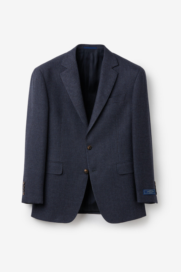 가을, 겨울 시즌에 어울리는 남성용 울 마이크로 체크 재킷입니다. 브라운, 네이비 두 가지 색상으로 출시되었으며, 클래식하고 포멀한 스타일을 연출하기 좋습니다. 싱글 버튼 디자인과 레귤러 핏으로 제작되어 편안한 착용감을 선사합니다. 톤다운된 컬러 조합과 마이크로 체크 패턴이 세련된 느낌을 더하며, 오피스룩, 비즈니스 캐주얼, 모임룩 등 다양한 TPO에 활용 가능합니다. 울 소재 특유의 두께감으로 따뜻함을 유지하며, 미니멀한 스타일을 선호하는 남성분들께 추천합니다.
