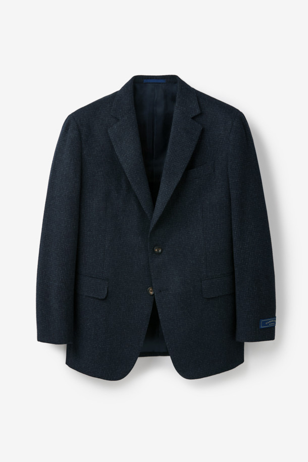 세련되고 차분한 분위기의 남성용 울 마이크로 솔리드 재킷입니다. 겨울철 보온성을 높여주는 두꺼운 두께감과 긴 소매 기장이 특징입니다. 일상, 출근룩, 비즈니스 캐주얼, 모임룩 등 다양한 TPO에 활용 가능하며, 클래식, 미니멀, 시크 스타일을 연출하기 좋습니다. 마이크로 패턴이 은은하게 돋보이는 네이비 컬러의 레귤러핏 싱글버튼 재킷으로, 당신의 겨울 스타일을 더욱 돋보이게 해줄 것입니다.

