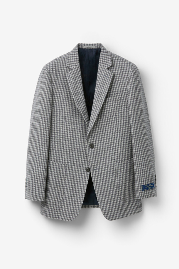 세련된 남성분들을 위한 울 혼방 하운드투스 재킷입니다. 클래식한 무드의 그레이 컬러, 레귤러 핏으로 제작되어 오피스룩, 비즈니스 캐주얼, 모임룩 등 다양한 TPO에 활용하기 좋습니다. 고급스러운 울과 알파카 혼방 소재로 제작되어 겨울철에도 따뜻하게 착용할 수 있으며, 두꺼운 두께감으로 보온성을 높였습니다. 톤온톤 하운드투스 패턴과 싱글 버튼 여밈 방식으로 미니멀하면서도 세련된 스타일을 연출합니다.
