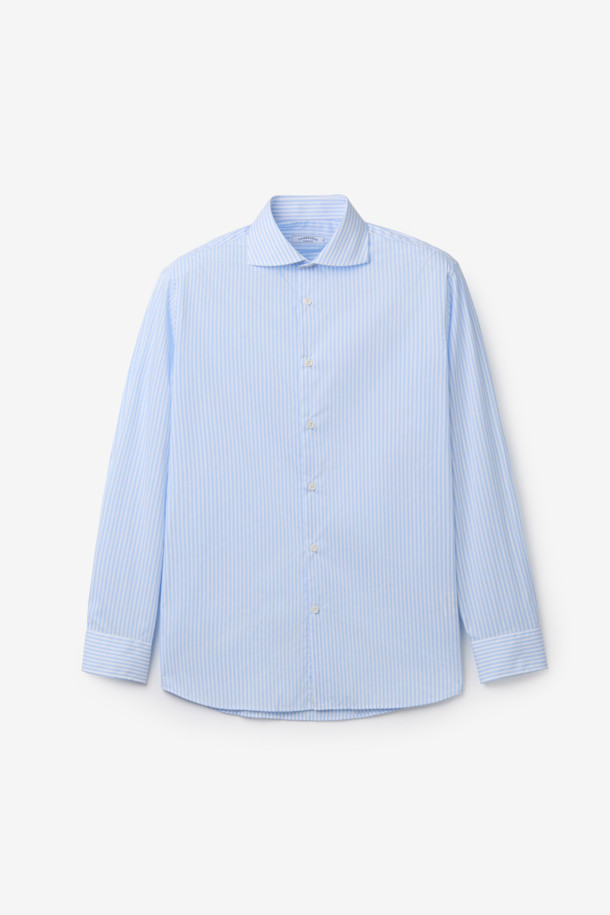 **스트라이프 와이드 칼라 드레스셔츠**는 남성용 드레스셔츠로, 블루와 화이트 컬러의 스트라이프 패턴이 특징입니다. 면 소재로 제작되어 부드러운 촉감을 선사하며, 레귤러핏과 얇은 두께로 편안하게 착용할 수 있습니다. 와이드 칼라 디자인이 돋보이며, 센터 풀 버튼, 칼라 심지 처리, 2버튼 소맷단, 롤업 기능 등 섬세한 디테일을 더했습니다. 일상 및 비즈니스룩에 모두 활용 가능하며, 오피스룩, 비즈니스 캐주얼, 출근룩 등 다양한 TPO에 적합합니다. 클래식하고 미니멀한 스타일을 추구하는 남성에게 제격입니다.
