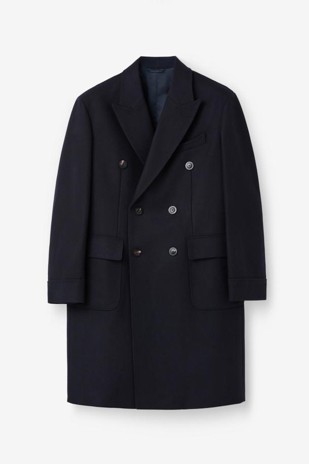 브래스키 울캐시 더블 폴로 코트는 남성 고객을 위해 디자인된, 클래식한 무드의 겨울, 가을용 아우터입니다. 블랙과 네이비 두 가지 색상으로 제공되며, 레귤러핏으로 제작되어 편안한 착용감을 선사합니다. 울과 캐시미어 혼방 소재로 부드러운 촉감과 두꺼운 두께감을 자랑하며, 더블 버튼 여밈 방식과 긴 소매, 커프스 디테일, 아웃포켓, 뒷중심 맞주름, 벤트 단추 트임 등의 특징을 갖추고 있습니다. 오피스룩, 비즈니스 캐주얼, 모임룩 등 다양한 TPO에 활용 가능하며, 미니멀하고 시크한 스타일을 연출하기 좋습니다.
