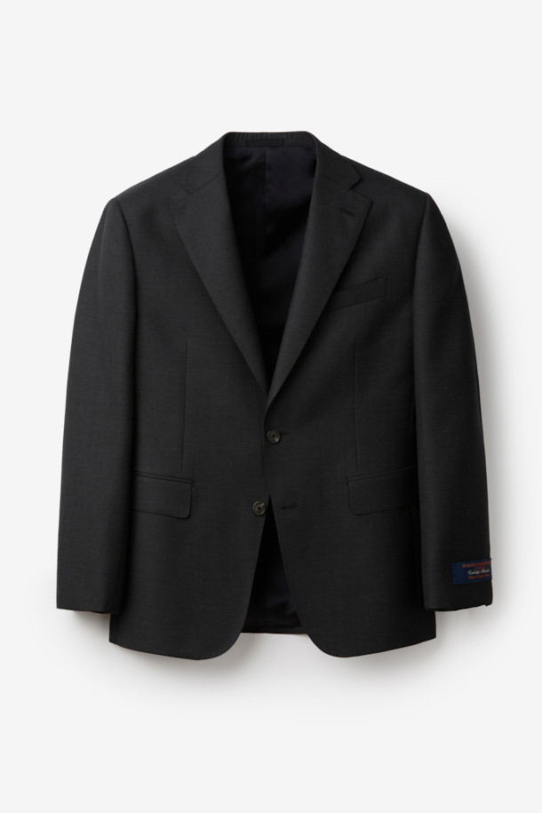 존 카벤디시 원단의 카벤디쉬 울 서지 솔리드 수트 재킷 (Gray)입니다. 윈저라인과 삭스킨 조직으로 제작되어 드레이프성과 형태 안정성이 우수하며, 슬림핏 디자인으로 모던한 스타일을 연출합니다. 고급스러운 울 (모) 소재로 제작되어 봄, 가을, 겨울 모두 착용 가능하며, 일상, 예복, 비즈니스 등 다양한 TPO에 활용할 수 있습니다. 무지(솔리드) 패턴에 싱글 버튼 여밈 방식으로 클래식하고 포멀한 분위기를 더합니다. 탄탄한 촉감과 긴 소매 기장으로 세련된 룩을 완성해보세요.
