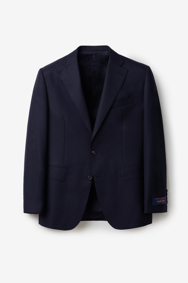 카벤디쉬 울 서지 자켓(Navy)은 남성 고객을 위한 포멀한 스타일의 정장 자켓입니다. 봄, 가을, 겨울 세 계절에 걸쳐 착용 가능하며, 예복 또는 비즈니스 용도로 적합합니다. 슬림핏 디자인에 싱글 버튼 여밈 방식, 레귤러 기장의 상의로 제작되었습니다. 고급스러운 울 소재와 드레이프성이 특징이며, 클래식하고 미니멀한 스타일을 연출합니다. 오피스룩, 비즈니스 캐주얼, 하객룩 등 다양한 TPO에 활용할 수 있습니다.
