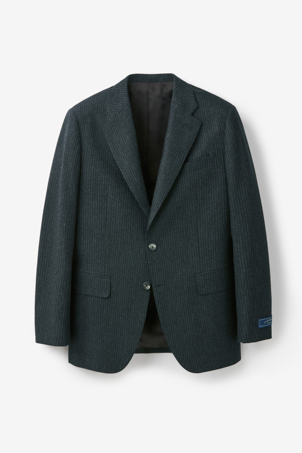 레다 울스트레치 밀드 스트라이프 수트 재킷 (Gray)은 남성용 수트 재킷으로, 포멀 및 비즈니스 스타일을 위한 완벽한 선택입니다. 겨울 시즌에 어울리는 두꺼운 두께감과 부드러운 촉감의 울, 폴리우레탄 혼방 소재로 제작되어 편안함과 보온성을 제공합니다. 클래식하고 미니멀한 디자인에 스트라이프 패턴이 들어가 세련된 분위기를 더하며, 라펠 폭 8.5cm, 싱글 버튼 여밈 방식으로 세련된 핏을 연출합니다. 도버라인 코트 타입에 레귤러핏으로 제작되었으며, 스트레치 기능이 있어 활동성을 보장합니다. 오피스룩, 비즈니스 캐주얼, 출근룩 등 다양한 TPO에 활용 가능합니다.
