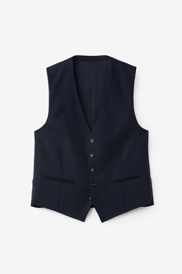 카벤디쉬 울 서지 솔리드 베스트 (Navy)는 남성 정장을 위한 모던하고 미니멀한 디자인의 포멀 베스트입니다. 사계절 착용 가능하며, 슬림핏 V넥으로 제작되어 세련된 실루엣을 연출합니다. 부드러운 촉감의 울 소재와 큐프라 안감, 싱글 버튼 여밈 방식이 특징이며, 뒷면 버클 장식으로 핏 조절이 가능합니다. 오피스룩, 비즈니스 캐주얼, 모임룩 등 다양한 TPO에 클래식, 미니멀, 시크 스타일로 활용하기 좋습니다.
