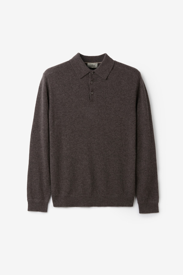 [아놀] 마일드 캐시미어100 카라넥 니트는 부드러운 촉감의 캐시미어 100% 소재로 제작되어 가을과 겨울에 따뜻하게 착용하기 좋은 상의입니다. 레귤러핏으로 제작되었으며, 차이나칼라 디자인과 버튼 디테일이 특징입니다. 브라운 컬러의 무지 디자인으로 베이직하면서도 클래식한 스타일을 연출합니다. 출근룩 또는 모임룩으로, 미니멀하고 클래식한 분위기를 더해줍니다. 긴 소매 기장의 레귤러 기장 니트입니다.
