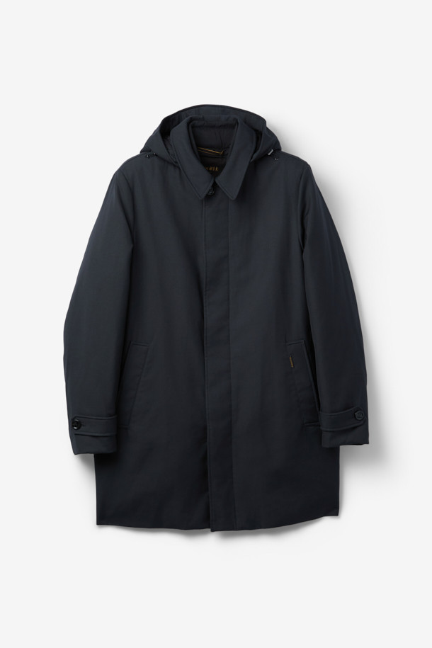 무레르(MOORER) 엘슨 3웨이 트렌치코트 다운은 남성용 아우터로, 클래식한 디자인과 뛰어난 보온성을 자랑합니다. 봄, 가을, 겨울 세 계절 모두 착용 가능하며, 일상 및 출근룩, 비즈니스 캐주얼, 모임룩 등 다양한 TPO에 활용할 수 있습니다. 롱 기장에 레귤러 핏으로 제작되었으며, 무지 패턴의 블랙 컬러로 시크하고 미니멀한 스타일을 연출합니다. 3웨이 디자인으로 분리형 이너와 다운 충전재를 사용하여 보온성을 극대화했으며, 버튼 여밈 방식과 긴 소매 기장으로 세련된 마무리를 더했습니다.
