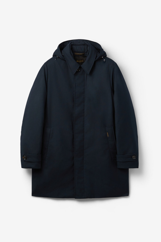 무레(MOORER) 엘슨 3웨이 트렌치코트 다운 네이비는 가을과 겨울, 출근룩과 비즈니스 캐주얼에 적합한 남성용 아우터입니다. 클래식하고 미니멀한 스타일의 이 트렌치코트는 레귤러 핏에 레귤러 기장으로, 무지 패턴의 네이비 컬러가 특징입니다. 버튼 여밈 방식과 긴 소매 디자인에, 탈부착 가능한 이너와 구스다운 충전재를 사용하여 보온성과 경량성을 동시에 갖췄습니다. 3웨이 디자인으로 다양한 스타일 연출이 가능하며, 일상에서 폭넓게 활용할 수 있습니다. 나일론 소재로 제작되어 튼튼하며, 세련된 디자인으로 완성도를 높였습니다.
