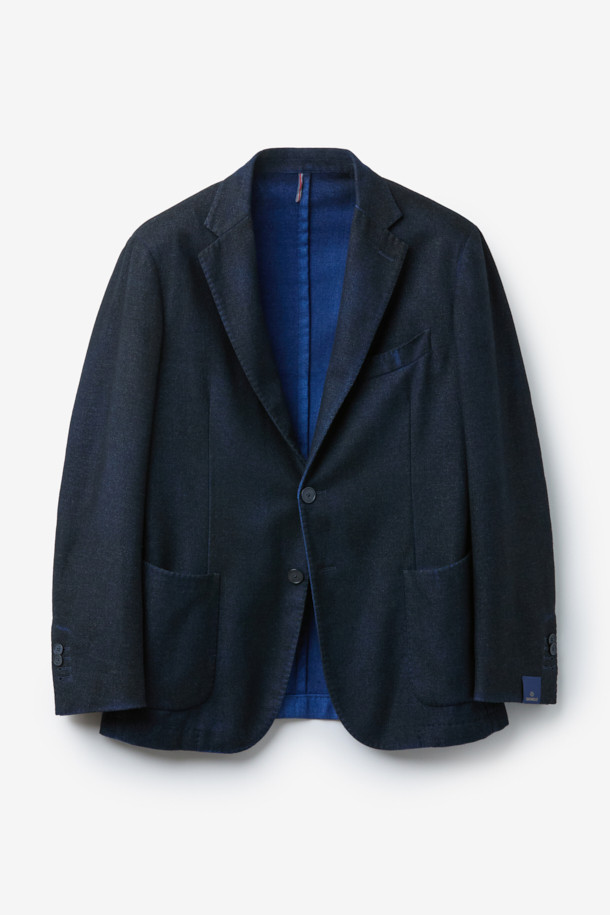 SANTANIELLO(산타니엘로) 핸드 스프레이 다잉 자켓은 남성용 자켓입니다. 블랙과 블루 두 가지 색상으로 출시되었으며, 캐주얼한 스타일을 연출하기 좋습니다. 봄, 가을에 착용하기 적합하며, 출근룩이나 비즈니스 캐주얼에도 활용 가능합니다. 레귤러 핏의 테일러드 코트 타입으로, 싱글 버튼 여밈 방식과 긴 소매 기장이 특징입니다. 스프레이 다잉 처리로 독특한 매력을 더했습니다.
