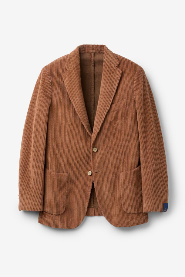 SANTANIELLO(산타니엘로) 볼드 코듀로이 재킷입니다. 짙은 브라운 컬러의 부드러운 코듀로이 소재로 제작되어 가을, 겨울 시즌 따뜻하고 포근하게 착용할 수 있습니다. 레귤러 핏에 싱글 버튼 여밈 방식, 긴 소매 기장으로 캐주얼하고 클래식한 분위기를 연출합니다. 출근룩과 모임룩 모두 활용 가능하며, 무지 디자인으로 미니멀한 스타일을 즐기는 분들께 추천합니다. 두꺼운 두께감으로 보온성을 높였습니다.
