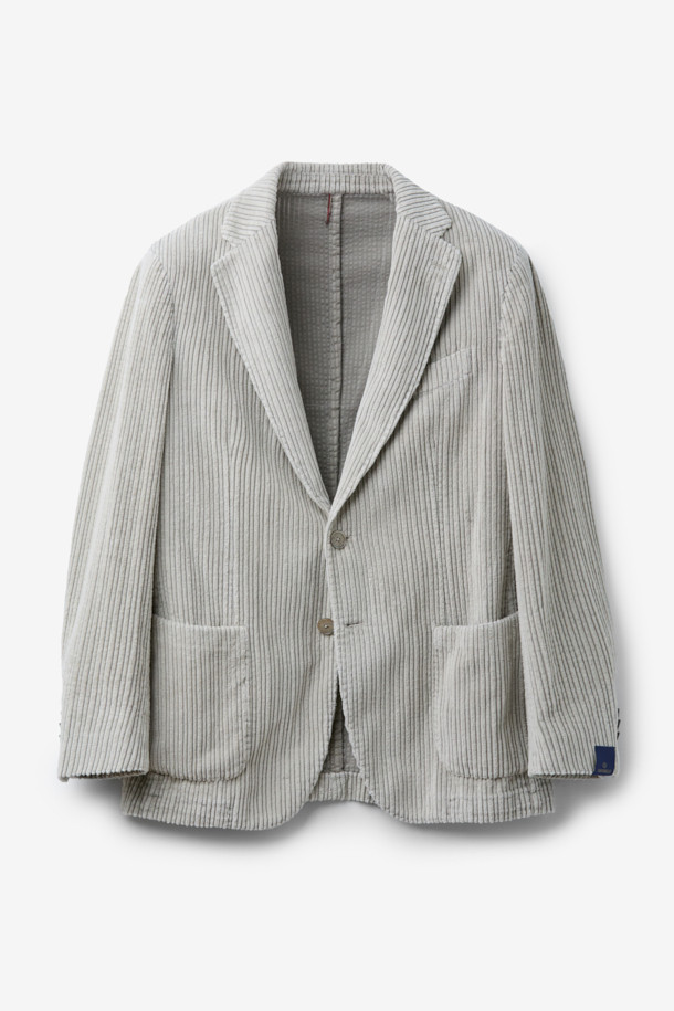 **SANTANIELLO(산타니엘로) 볼드 코듀로이 재킷**은 남성용 자켓으로, 캐주얼, 클래식, 미니멀 스타일을 모두 아우르는 매력적인 아이템입니다. 봄, 가을에 착용하기 적합하며, 출근룩으로도 활용할 수 있습니다. 그레이 컬러의 레귤러핏 자켓으로, 볼드한 코듀로이 원단과 싱글 버튼 디테일이 특징입니다. 두께감 있는 코듀로이 소재는 뻣뻣한 촉감을 선사하며, 긴 소매 기장으로 제작되었습니다. 
