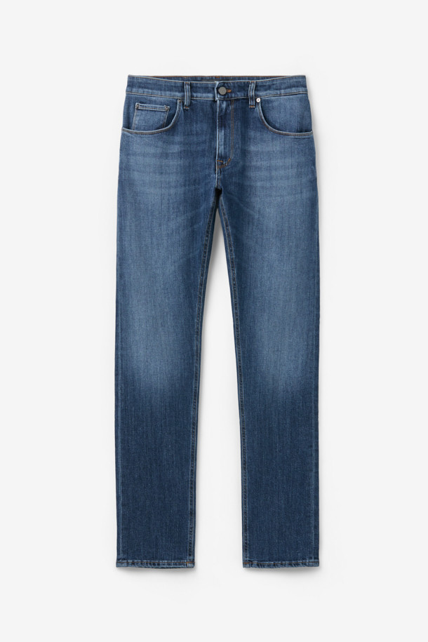 PT 토리노 코튼 캐시미어 데님은 부드러운 촉감과 보온성을 갖춘 남성용 데님 팬츠입니다. 빈티지하면서도 캐주얼한 스타일을 연출하며, 레귤러핏으로 편안한 착용감을 선사합니다. 면과 캐시미어 혼방 소재로 제작되어 겨울철에도 따뜻하게 입을 수 있습니다. 워싱 디테일이 돋보이는 블루 컬러의 무지 디자인으로, 다양한 상의와 손쉽게 매치할 수 있습니다. 캐주얼, 클래식, 미니멀 스타일을 즐겨 입는 남성에게 추천합니다.
