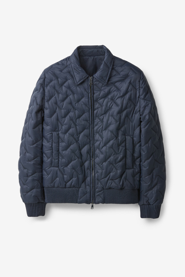 COSTUMEIN (코스튬인) 톰 퀼티드 점퍼는 남녀 모두 착용 가능한 캐주얼하고 미니멀한 스타일의 점퍼입니다. 봄, 가을에 어울리는 얇은 두께감과 가벼운 착용감으로 일상, 출근룩, 산책룩 등 다양한 TPO에 활용하기 좋습니다. 네이비 컬러의 퀼팅 패턴이 특징이며, 레귤러 핏과 긴 소매, 립 디테일이 편안하고 세련된 분위기를 연출합니다. 집업 스타일로 간편하게 착용 가능하며, 경량 소재로 제작되어 활동성을 높였습니다.
