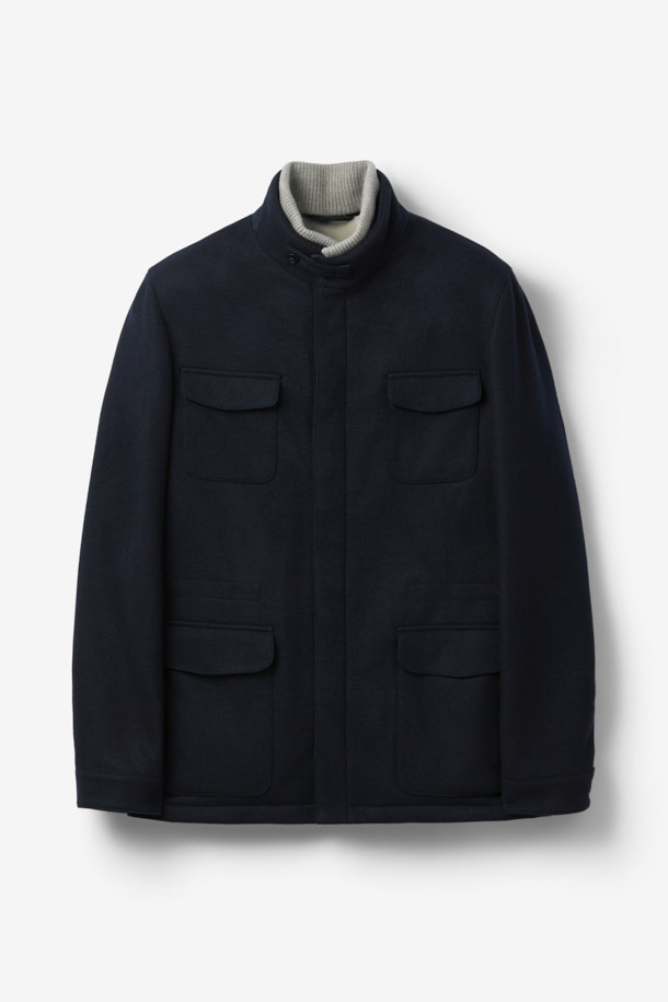 Mandelli(만델리) 캐시미어 4포켓 구스 다운은 남성용 겨울 아우터로, 일상과 TPO(출근룩, 비즈니스 캐주얼, 모임룩) 모두에 잘 어울리는 클래식하고 미니멀한 스타일을 연출합니다. 네이비 컬러의 무지 디자인에 레귤러핏으로 제작되었으며, 두꺼운 두께감과 부드러운 캐시미어 소재를 사용하여 고급스러운 촉감을 선사합니다. 4포켓 디자인과 버튼 여밈 방식으로 클래식한 멋을 더했으며, 긴 소매 기장과 구스다운 충전재로 보온성을 높였습니다. 럭셔리한 외관을 자랑하며, 겨울철 스타일과 보온성을 동시에 만족시키는 아이템입니다.
