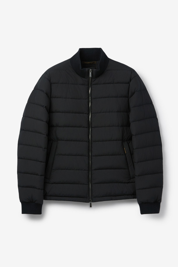 MOORER(무레르) 브란카 경량 다운은 봄, 가을 간절기에 활용하기 좋은 여성용 아우터입니다. 블랙 컬러의 무지 디자인으로 미니멀하고 베이직한 스타일을 연출하며, 출근룩과 캐주얼 스타일 모두에 잘 어울립니다. 얇고 부드러운 나일론 소재를 사용하여 가볍고 편안한 착용감을 제공하며, 크롭 기장과 레귤러핏으로 세련된 실루엣을 완성합니다. 집업 스타일의 숏패딩으로 긴 소매 디자인과 경량 보온 기능을 갖춰 간절기 날씨 변화에 유연하게 대응할 수 있습니다.
