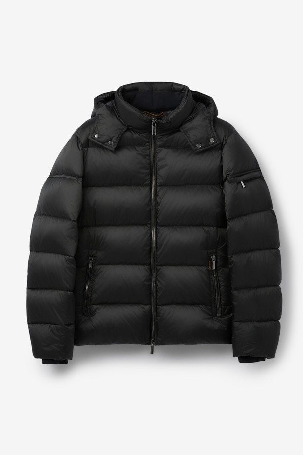 무레(MOORER) 브렛 후디 푸퍼 다운은 겨울철 캐주얼 스타일을 위한 필수 아이템입니다. 오버핏으로 제작되어 편안한 착용감을 선사하며, 후드와 볼륨감 있는 디자인이 돋보입니다. 무지 블랙 컬러와 숏 기장으로 어떤 옷에도 쉽게 매치할 수 있습니다. 보온성이 뛰어난 구스다운 소재를 사용하여 추운 날씨에도 따뜻하게 몸을 보호해 줍니다. 집업 여밈 방식과 긴 소매는 활동성을 더하며 부드러운 촉감으로 편안함을 더합니다.
