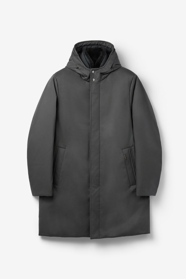 무어러 바네스 카라 퍼 헤비 다운은 겨울철 당신의 스타일을 책임질 헤비 구스다운 점퍼입니다. 블랙 컬러의 무지 디자인으로, 클래식하면서도 미니멀하고 시크한 스타일을 연출합니다. 레귤러핏과 레귤러 기장으로 편안한 착용감을 제공하며, 지퍼 여밈 방식으로 간편하게 입고 벗을 수 있습니다. 카라 퍼 디테일과 퀼팅 안감이 특징이며, 보온 기능을 갖춰 출근룩이나 연말 모임룩에 모두 잘 어울립니다. 부드러운 촉감의 구스다운 소재로 제작되어 뛰어난 보온성을 선사합니다.
